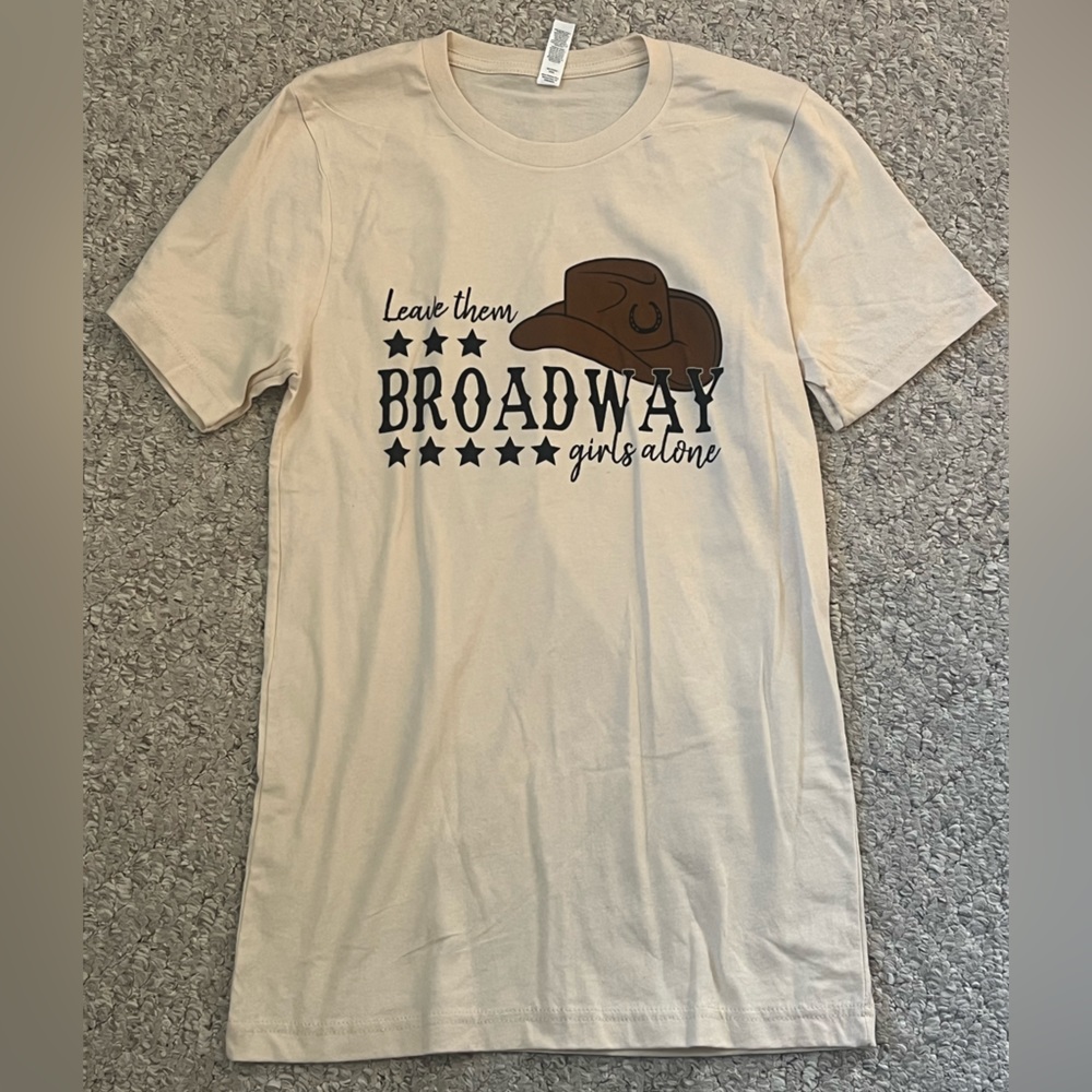 Brand New Pink Lily Broadway Girls Graphic T-shirt Size Small